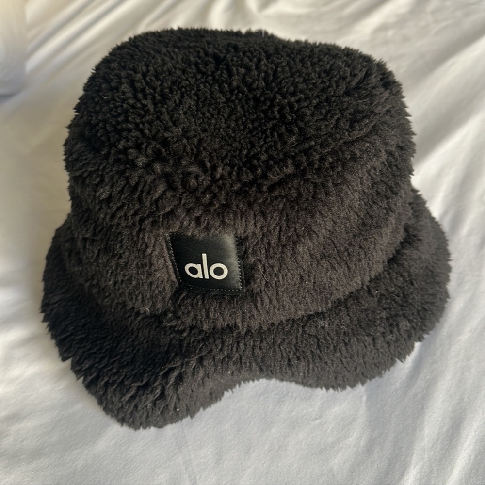 Alo foxy sherpa bucket hat